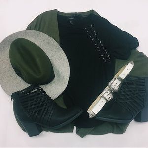 Grommet Detailed Crop Top